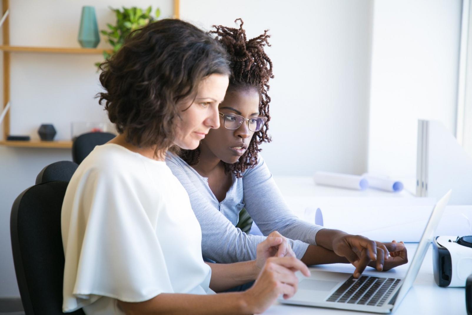 Équipe d'étudiants travaillant sur des analyses financières