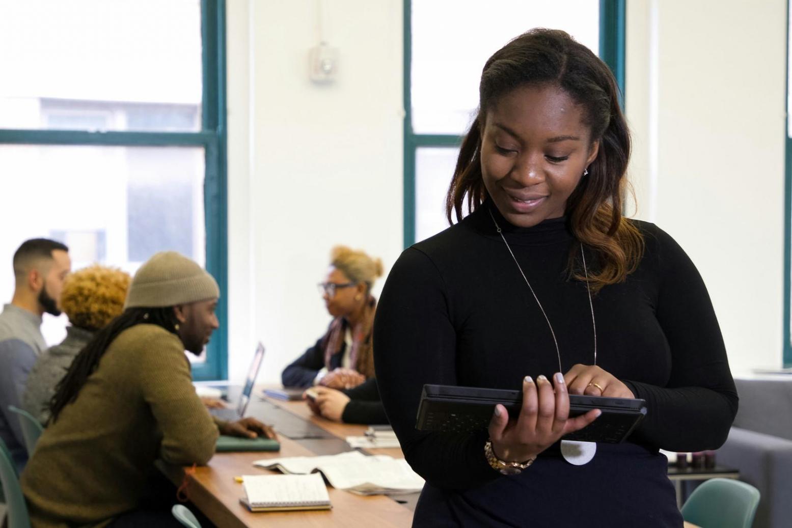 Équipe soralynthira travaillant sur l'analyse financière d'un client