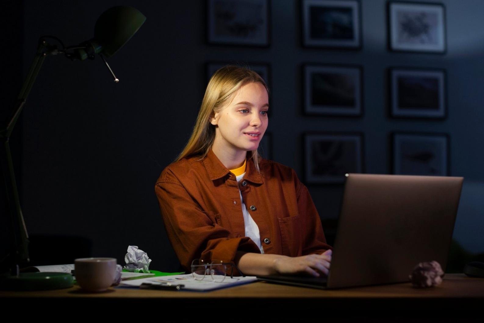 Étudiants en finance collaborant sur un projet d'entreprise